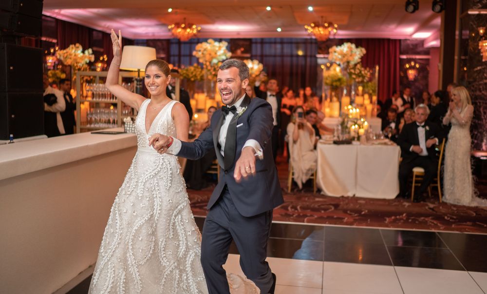 La pareja inició la fiesta en la pista de baile en el Salón Patio del Fauno en el Hotel Condado Vanderbilt. Fotografía Wilo Rosado