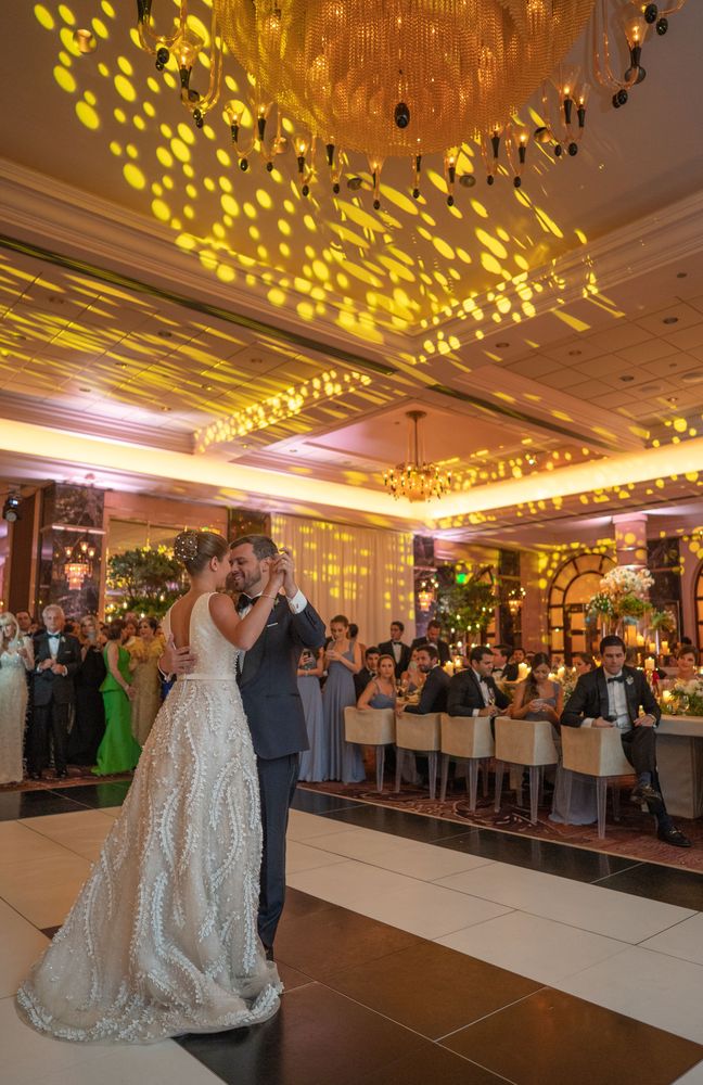 Marivioli Casellas y José Emilio Sierra en su baile de recién casados.Fotografía Wilo Rosado