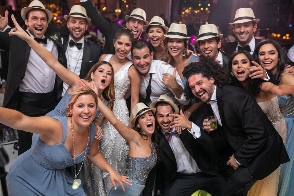 Los novios y un grupo de amistades.La coordinación del evento fue de Myrna Serrano y las invitaciones de Invitation House. Fotografía Wilo Rosado