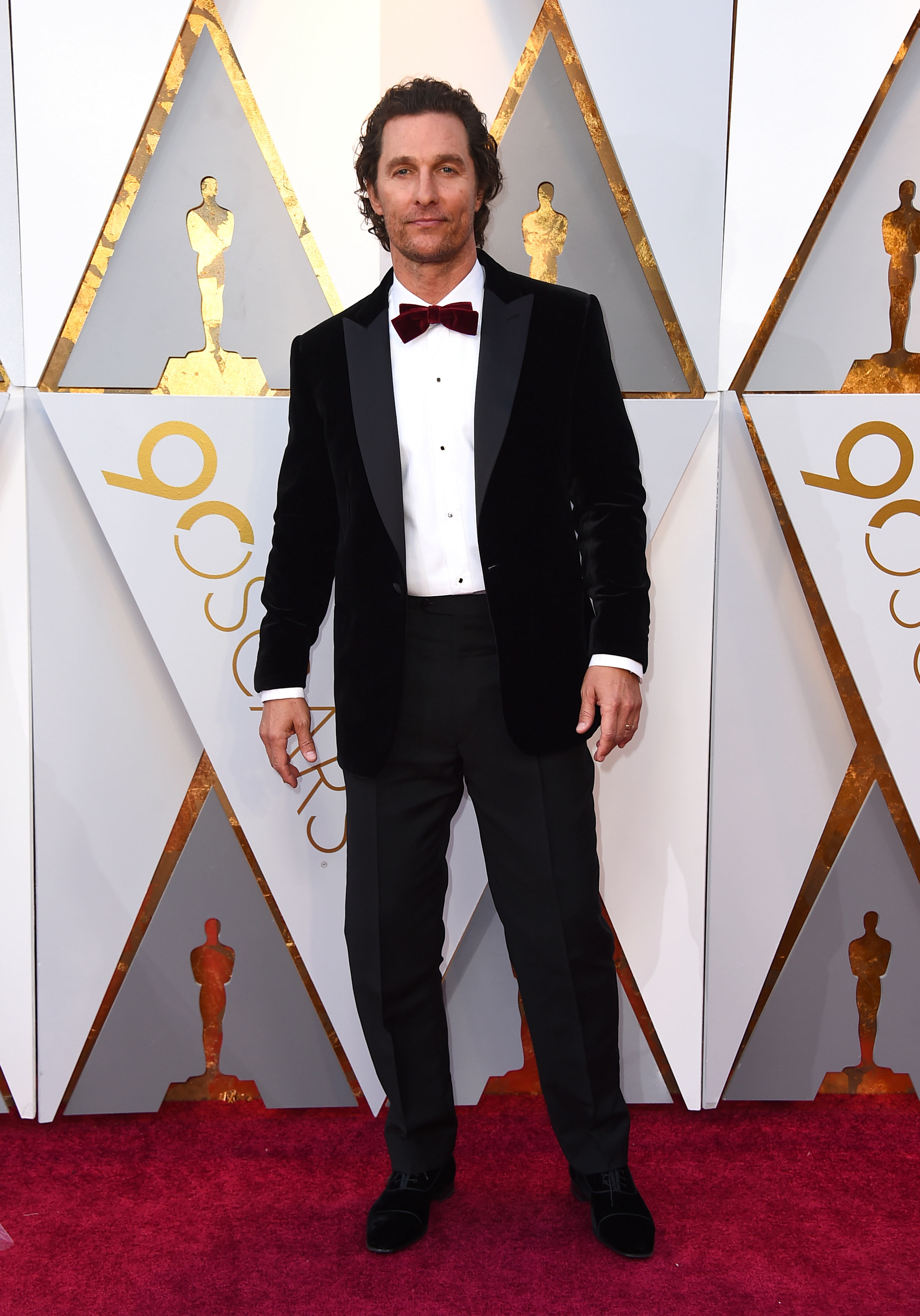Matthew McConaughey luce un clásico smoking negro de Brioni en la entrega de los Oscar 2018. (The Associated Press)
