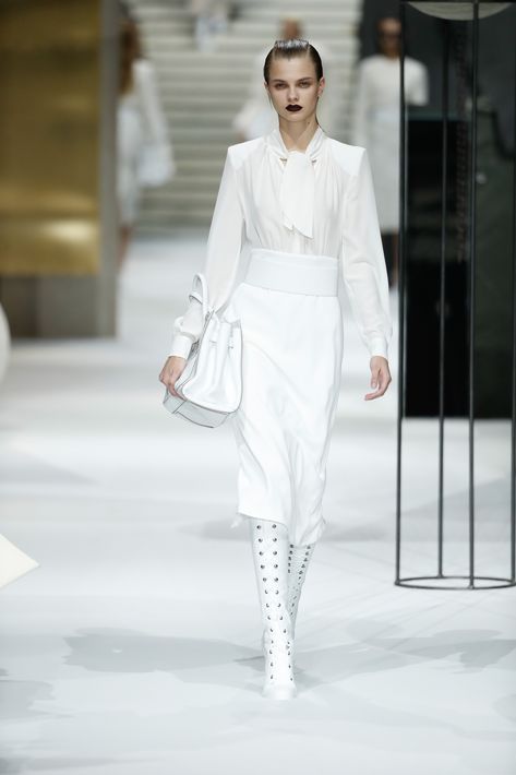 Una de las grandes cualidades del blanco es que puede llevarlo en un estilo monocromático o en combinación con prácticamente todos los demás colores.