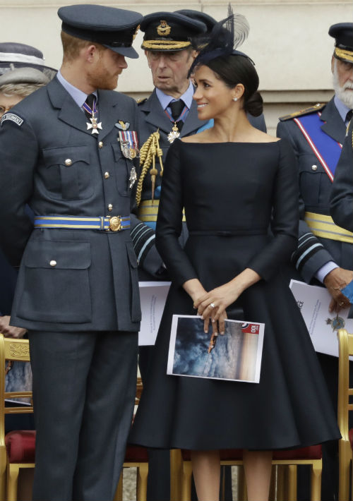 En su primer compromiso del día, Meghan volvió a presentarse en el balcón del palacio de Buckingham junto a la familia real, esta vez con un vestido negro con escote barco y falda ancha, diseño de la casa de moda Dior. El complemento de este "look" que a muchos recordó a la legendaria actriz Audrey Hepburn, fue un sombrero Stephen Jones, aretes de Cartier y zapatos cerrados en tono "unde". (AP)