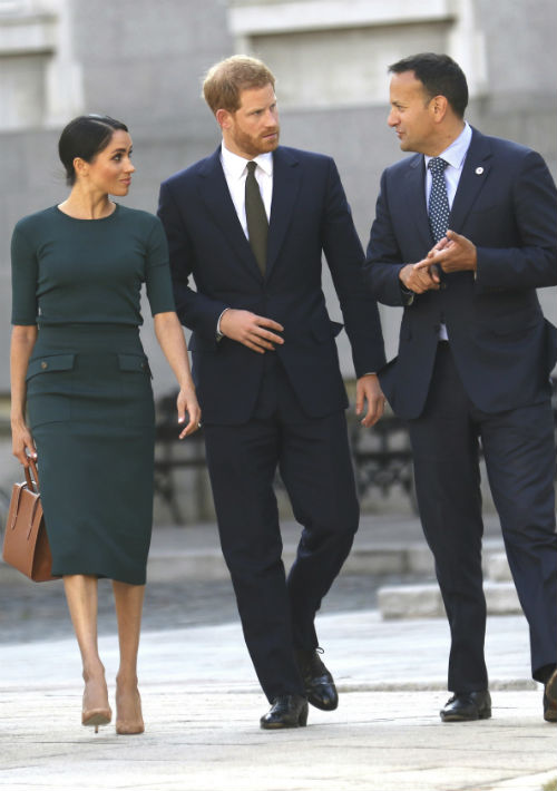 Más adelante en el día, para reunirse con el primer ministro de Irlanda, Leo Varadkar, Meghan llevó un vestido verde con cuello redondo y bolsillos grandes, de Givenchy, la misma casa de moda que diseñó su vestido de boda. (AP)