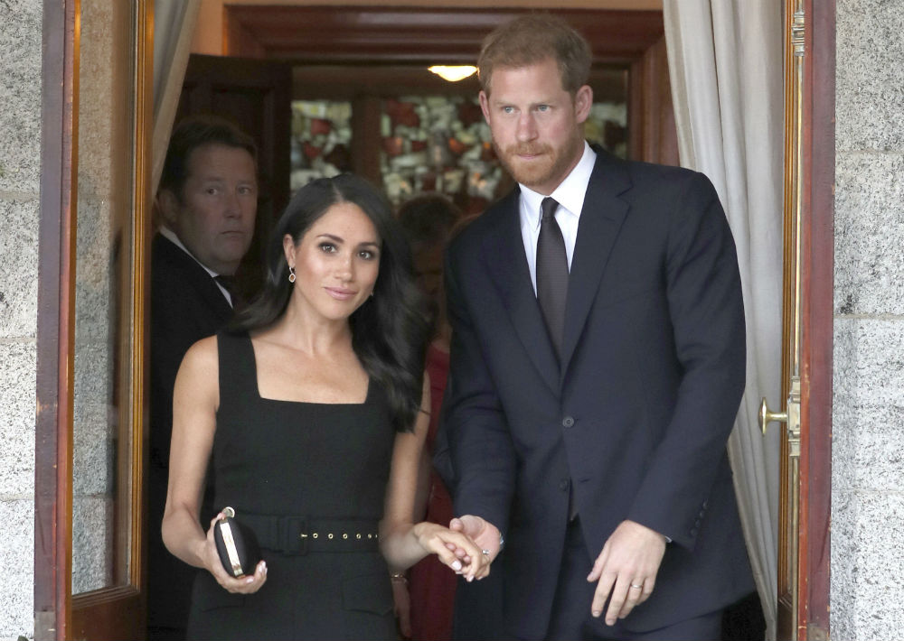 La fiesta de verano en la residencia del embajador británico en Dublin, Irlanda fue el escenario para Meghan luciera un vestido negro de manguillos anchos de Emilia Wickstead, la diseñadora que criticó el vestido de novia de Meghan y con esto demostró que "no le guarda rencor", según reseñan varios británicos medios especializados en moda. (AP)