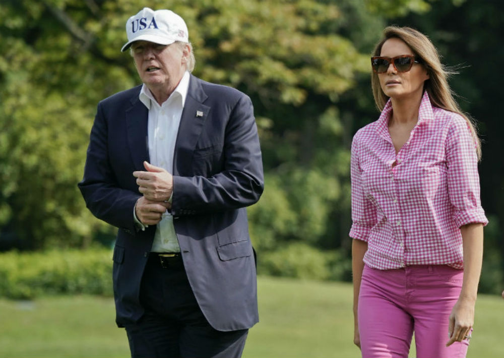 La primera dama de Estados Unidos demostró que no siempre viste de costosas firmas de moda.
A su regreso de Camp David, donde pasó el último fin de semana de agosto en compañía de su esposo y su hijo, optó por una camisa de botones en “gingham” de JCrew, cuyo precio oscila en los $60, combinado con un pantalón de pierna estrecha de JBrand y un par de ballerinas sin tacón del diseñador Manolo Blahnik. (Foto: AP)