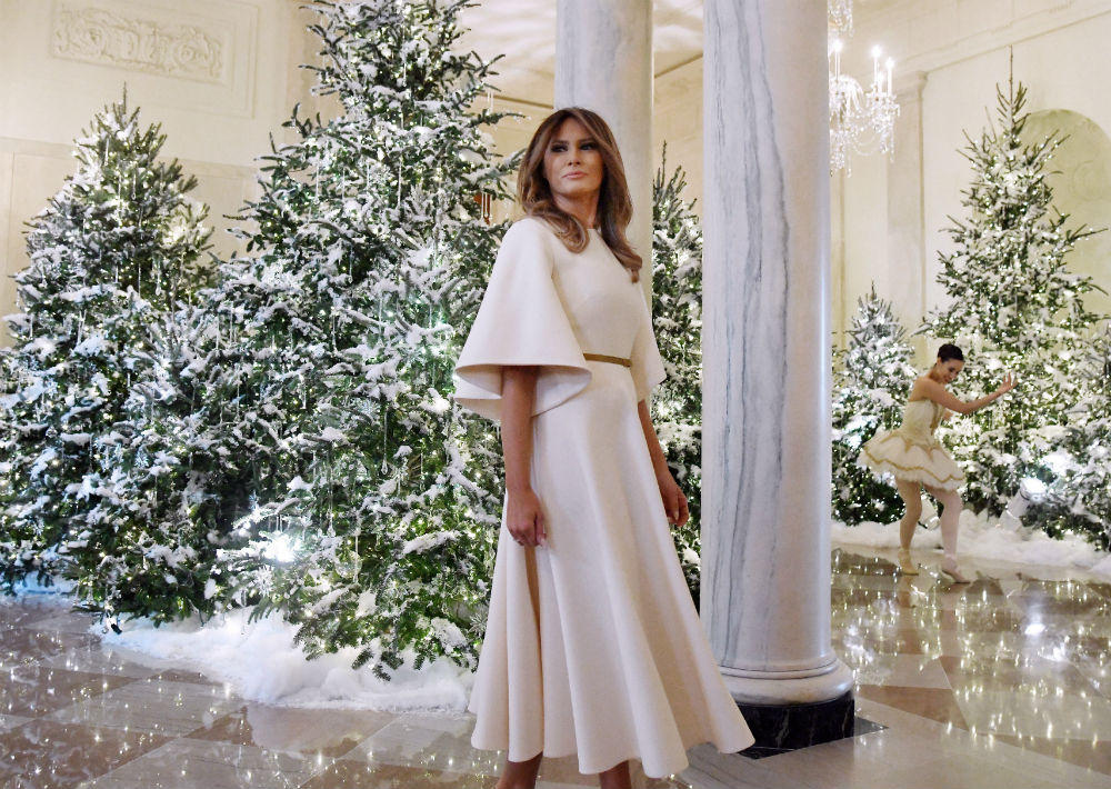 El pasado mes de noviembre, la primera dama de Estados Unidos, inauguró la decoración de la Casa Blanca, la primera desde que ella y su marido, se mudaron a la residencia presidencial el pasado enero. Para la ocasión, seleccionó un vestido crema, con mangas anchas y cinturón dorado, a juego con los zapatos. (Foto: EFE)