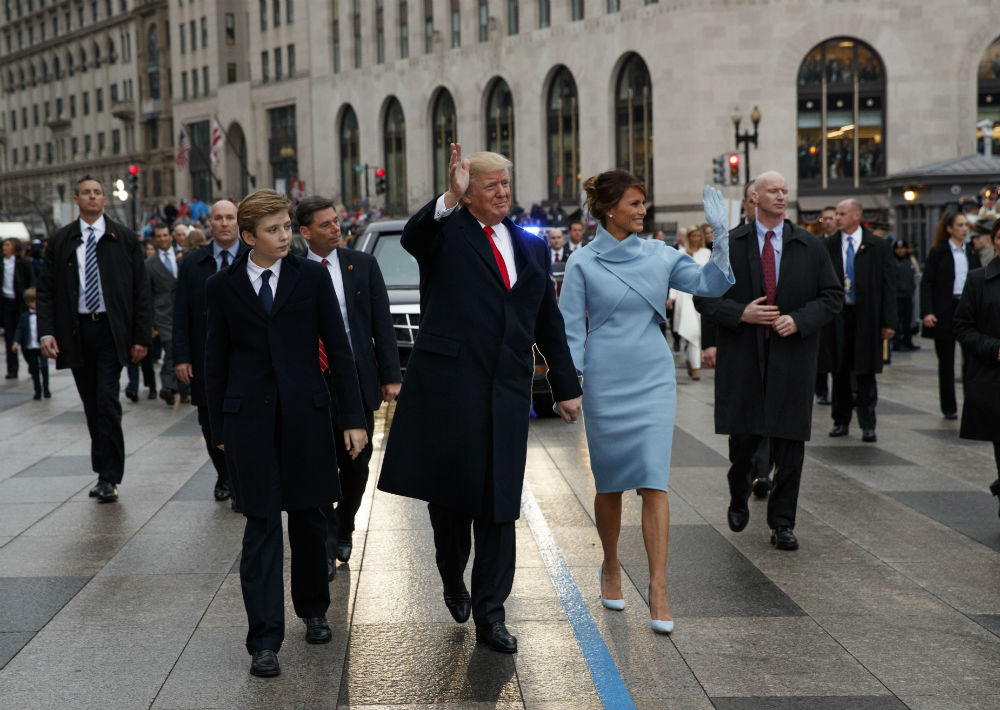 Al acto de juramentación de su esposo, Donald Trump, Melania llevó un vestido sastre azul claro, con guantes largos y zapatos del mismo tono, diseñado por Ralph Lauren. Un estilo muy similar al que caracterizó a Jacqueline Kennedy cuando fue primera dama de la nación americana a principios de la década del 60. (Foto: AP)