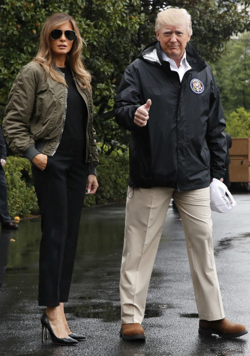 Uno de sus “looks” más criticados fue el que lució el 29 de agosto, cuando llegó a Texas a visitar las áreas afectadas por el huracán Harvey luciendo un par de tacones de agua de más de cinco pulgadas de altura. Aunque hora más tarde, realizó otra aparición pública con lo que algunos consideraron un ajuar más apropiado para la ocasión, incluyendo tenis, las redes sociales se desbordaron con críticas y hasta las burlas por su manera de vestir. (Foto: AP)