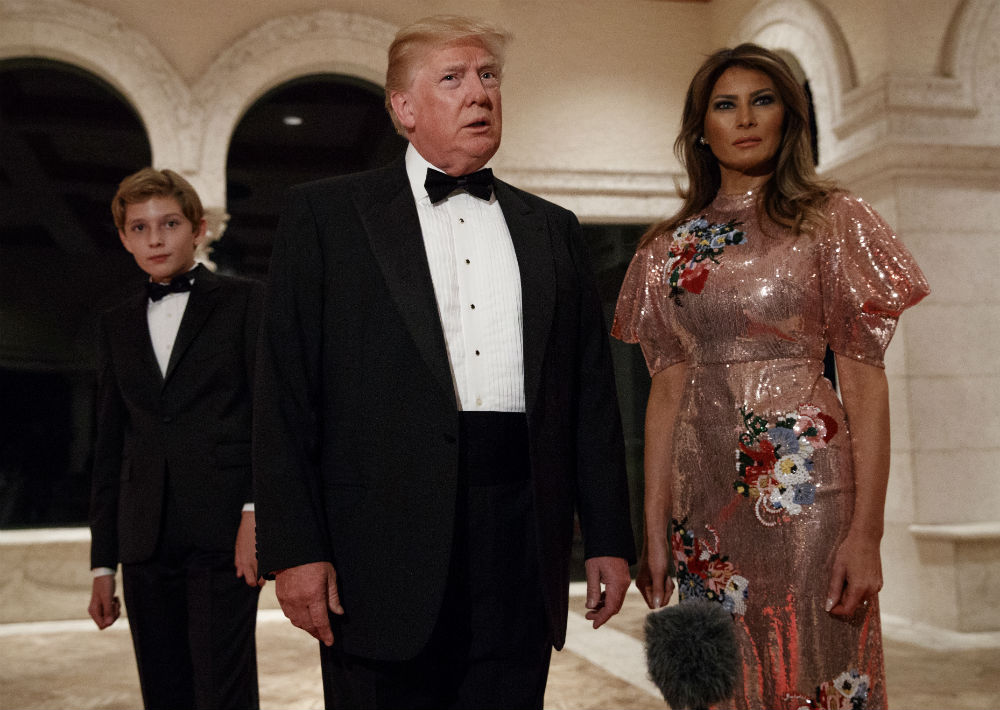 A principios de este año, se agotó en las tiendas el vestido que llevó Melania en la fiesta de despedida de año a la que asistió en Mar-a-Lago, en Palm Beach en Florida. La creación de Erdem se caracterizaba por estar forrada en lentejuelas rosadas con aplicaciones florales y magas cortas tipo globo. (Foto: AP)