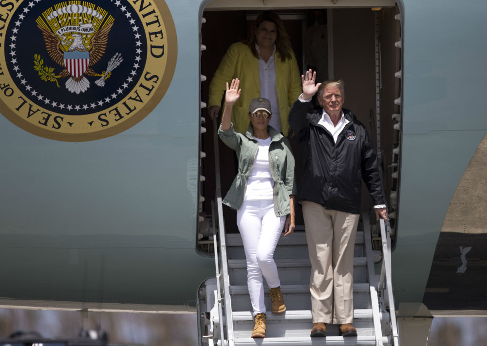 El 3 de octubre, el presidente Donald Trump hizo una visita corta y muy criticada a la Isla para conocer los esfuerzos de recuperación de la Isla luego del azote del huracán María. En esa ocasión estuvo acompañado de su esposa, quien seleccionó un ajuar casual compuesto de una chaqueta con aire militar blusa y pantalones blancos ajustados. Para complementar, la exmodelo no dejó a un lado sus clásicas gafas tipo aviador y la gorra. Lo más llamativo en esa ocasión fueron las botas Timberland que usó. (Foto: Archivo/ GFR Media)