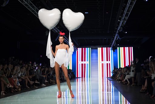 Una modelo desfila los coloridos diseños de Agatha Ruiz de la Prada en el Miami Fashion Week. Bryan Cereijo/Miami Herald via AP.