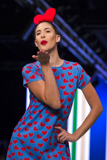 Una modelo desfila los coloridos diseños de Agatha Ruiz de la Prada en el Miami Fashion Week. Bryan Cereijo/Miami Herald via AP.
