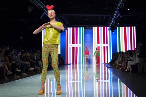 Una modelo desfila los coloridos diseños de Agatha Ruiz de la Prada en el Miami Fashion Week. Bryan Cereijo/Miami Herald via AP.