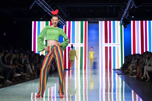 Una modelo desfila los coloridos diseños de Agatha Ruiz de la Prada en el Miami Fashion Week. Bryan Cereijo/Miami Herald via AP.