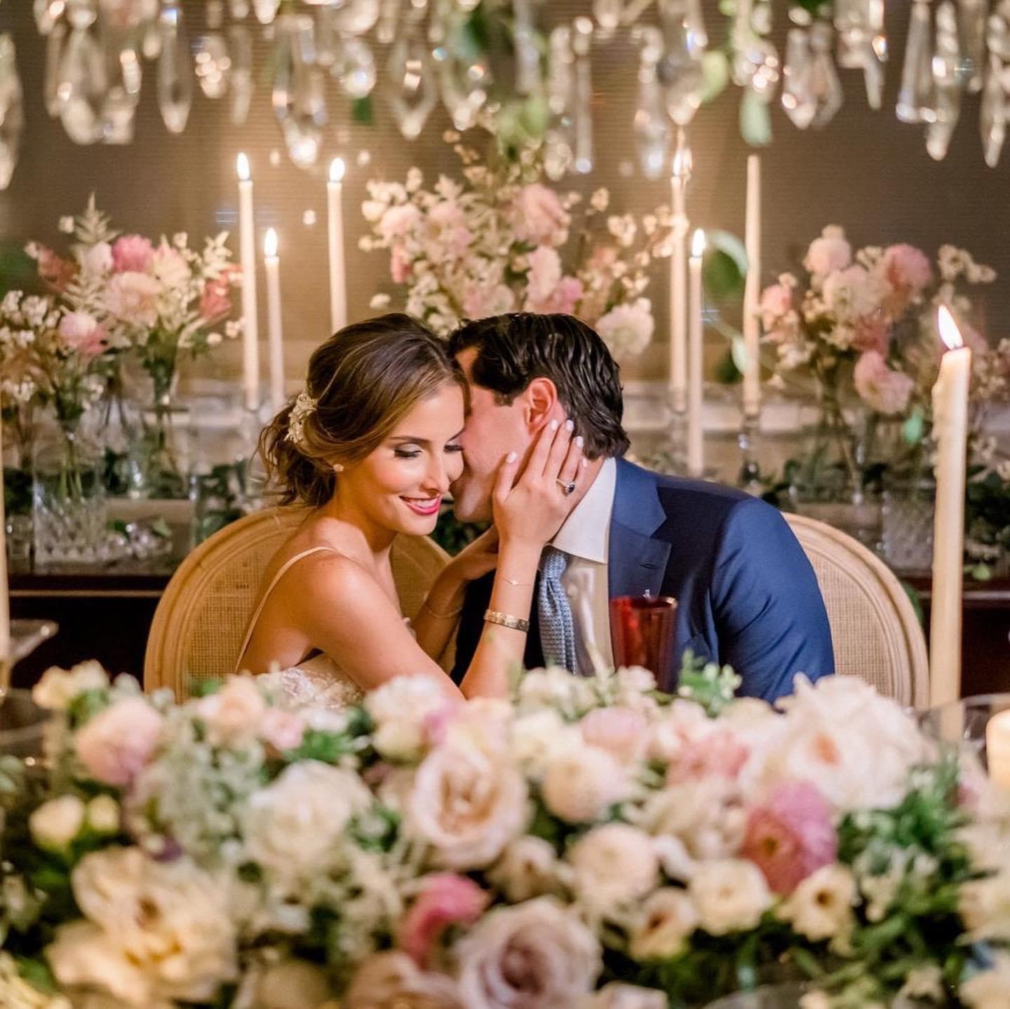Ceremonia y recepción: Parroquia Stella Maris y residencia de los padres de la novia (José Ruiz Photography)