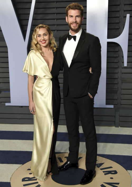 Desde la izquierda, la cantante Miley Cyrus junto al actor Liam Hemsworth. (The Associated Press)
