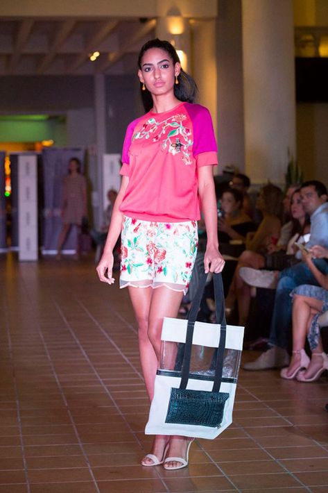 Los pantalones cortos continúan siendo de las piezas favoritas en la moda resort. En la foto, una modelo desfila una creación de Miriam Budet.