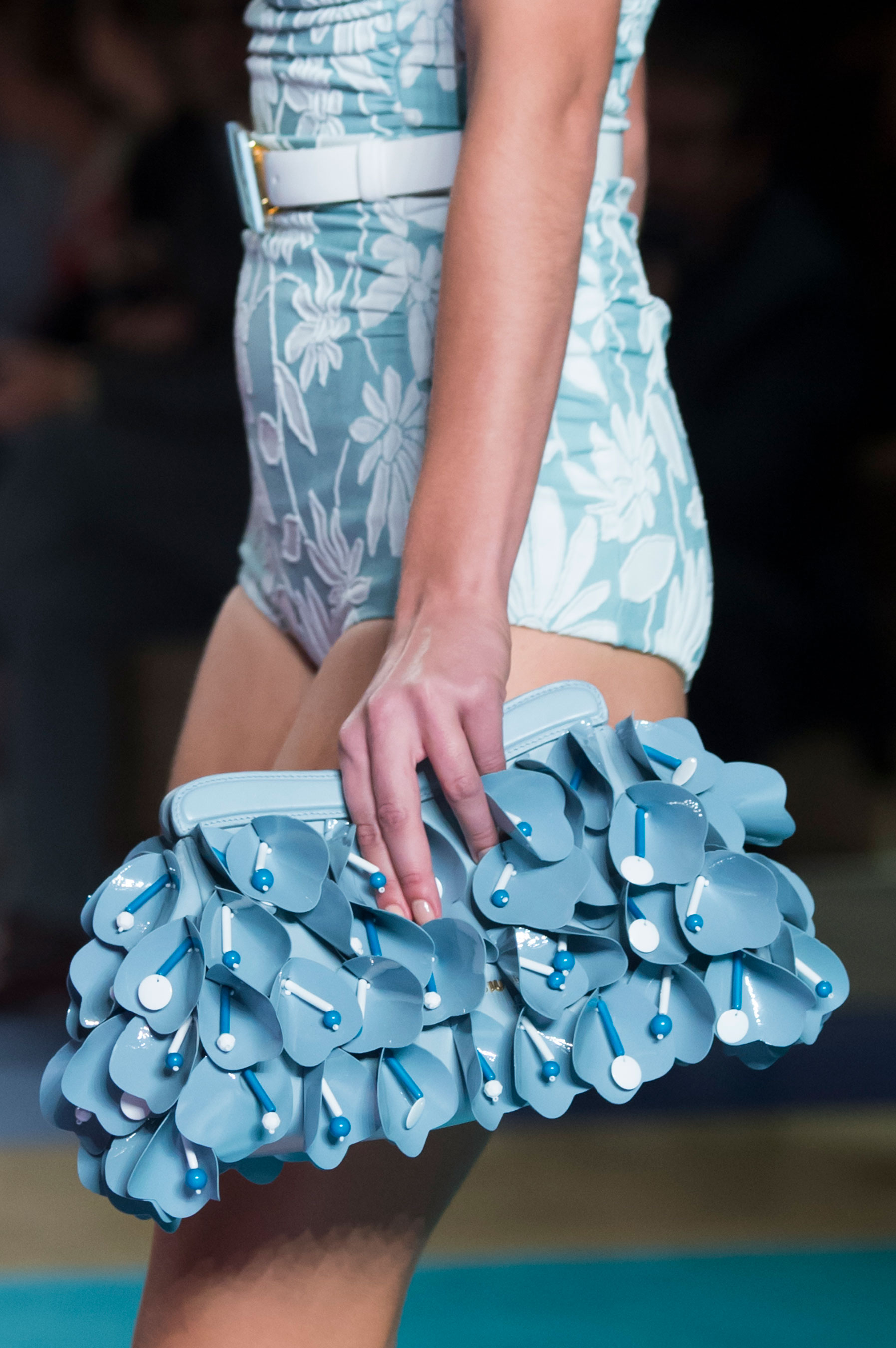 Otro que se fue con volantes pequeños y detalles al relieve para ornamentarlas fue Miu Miu. (The Fashion Group Foundation)