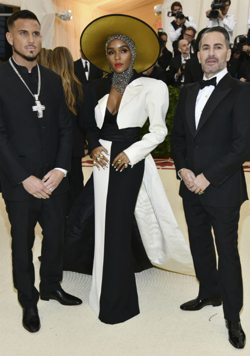 El diseñador Marc Jacobs y su prometido, Char Defrancesco, desfilaron con Janelle Monae. (AP)