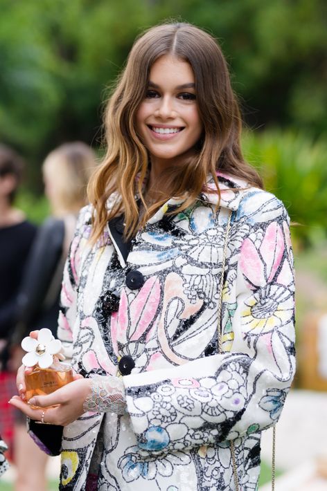 Kaia Gerber muestra el perfume "Daisy" de Marc Jacobs.