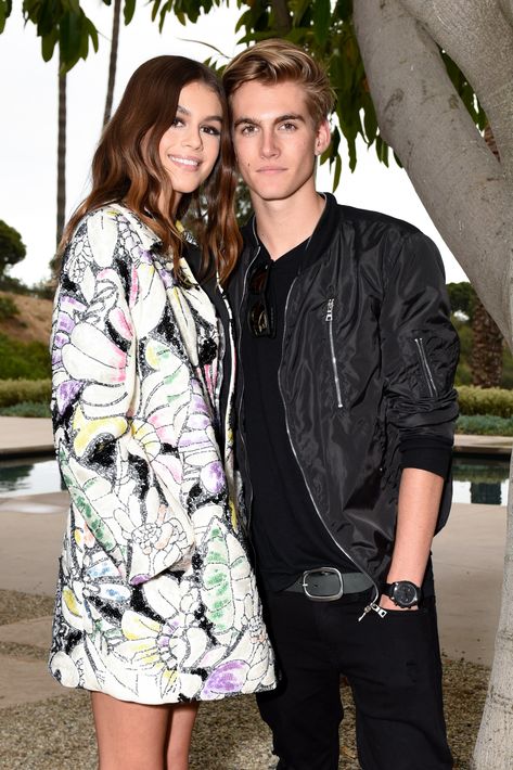 Kaia junto a su hermano Presley Gerber.