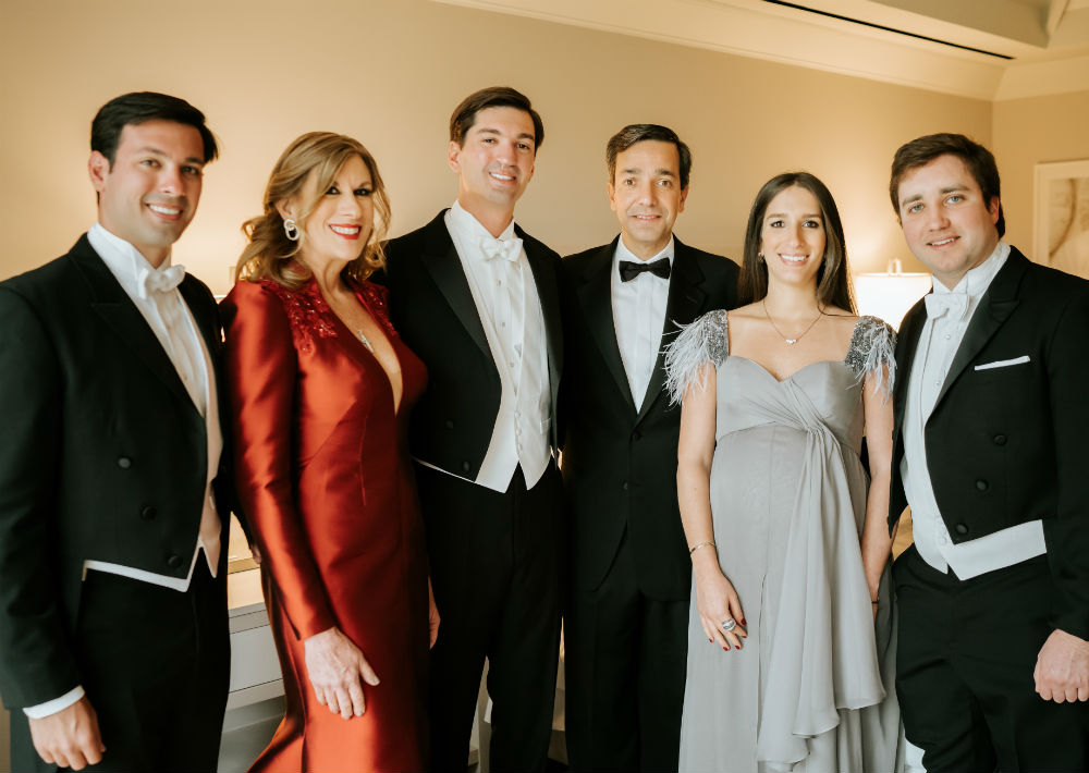 Guillermo Luis Fortuño Vela, Lucé Vela, el novio, el exgobernador Luis Fortuño, María Luisa Fortuño Vela y Manuel Freije. (Suministrada)