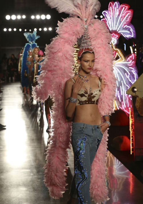 Jeremy Scott, director creativo de la casa de modas Moschino, presentó el jueves en Los Ángeles una espectacular colección temática de Las Vegas. (Willy Sanjuan/Invision/AP)