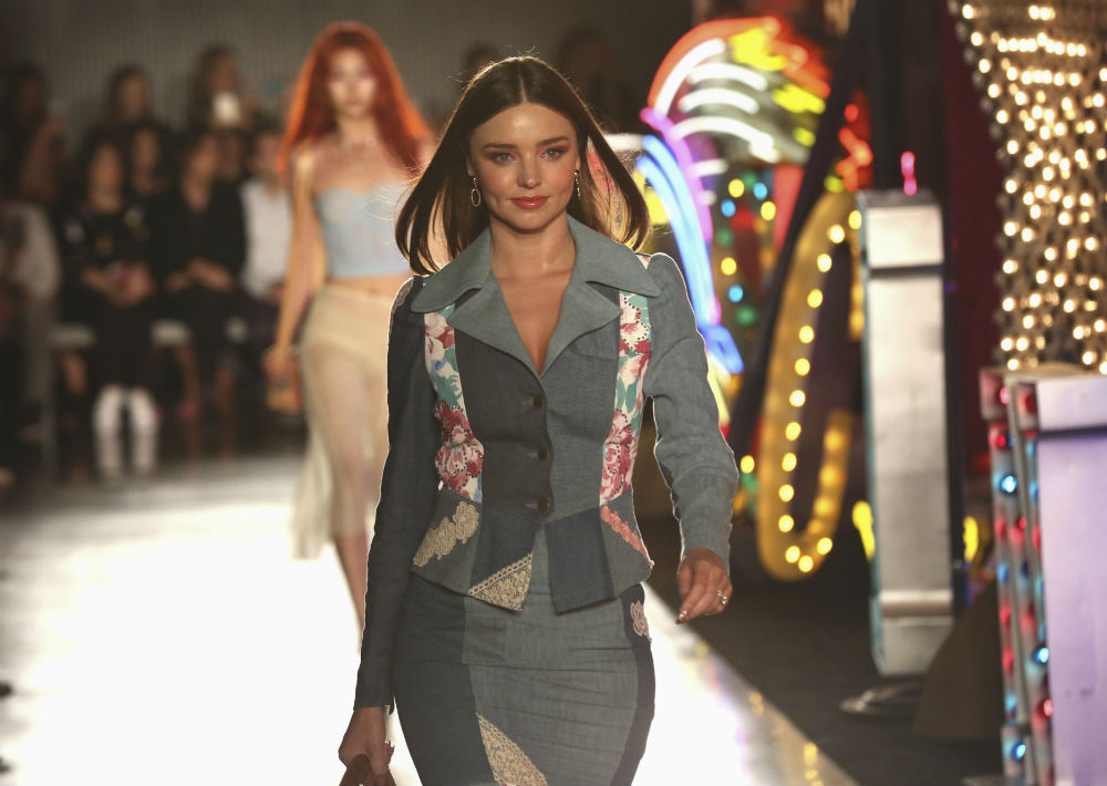 La modelo Miranda Kerr fue una de las que apareció en pasarela para el desfile. (Willy Sanjuan/Invision/AP)