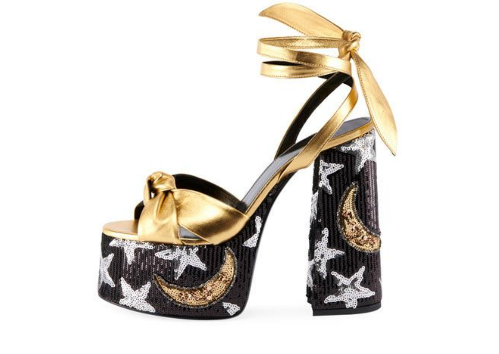¡Esta temporada será brillante! Metálicos, brillo y plataformas con altura de vértigo como en esta espectacular sandalia de Saint Laurent que lo tiene todo…