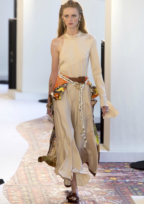Soplan aires bohemios para la próxima primavera, sobresaliendo el “modernismo hippie” al estilo de Natacha Ramsey-Levi para Chloé. ¡Una colección bellísima!