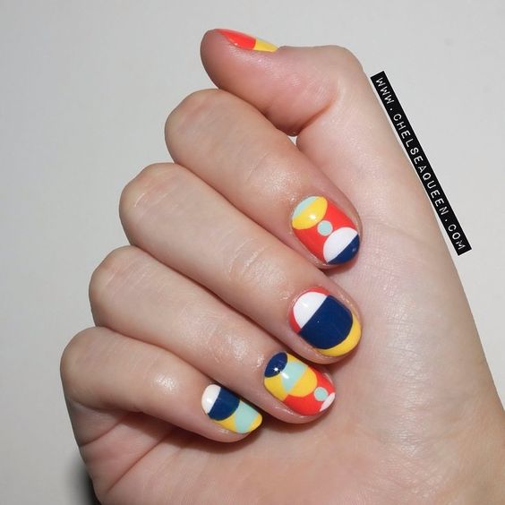 Uñas inspiradas en el pintor holandés Piet Mondrian.