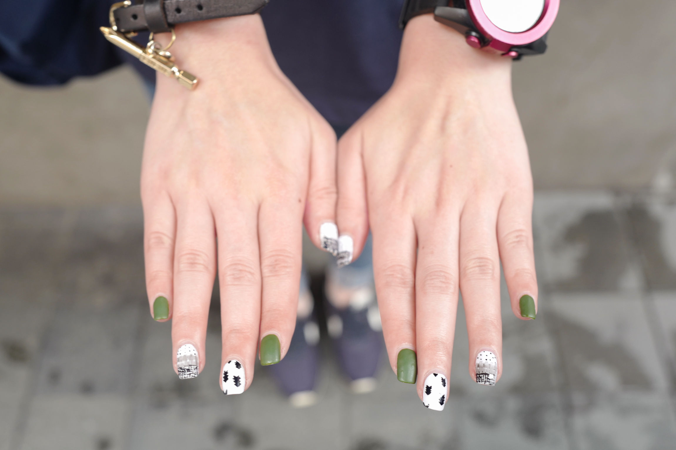Street style en blanco, negro y verde.