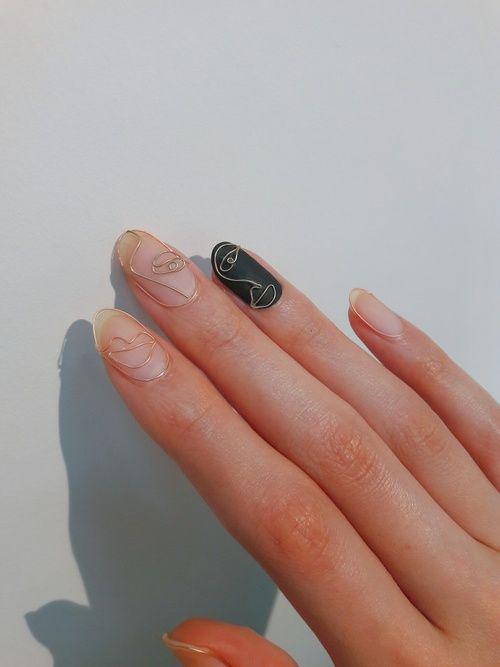 Uñas con apliques metálicos.