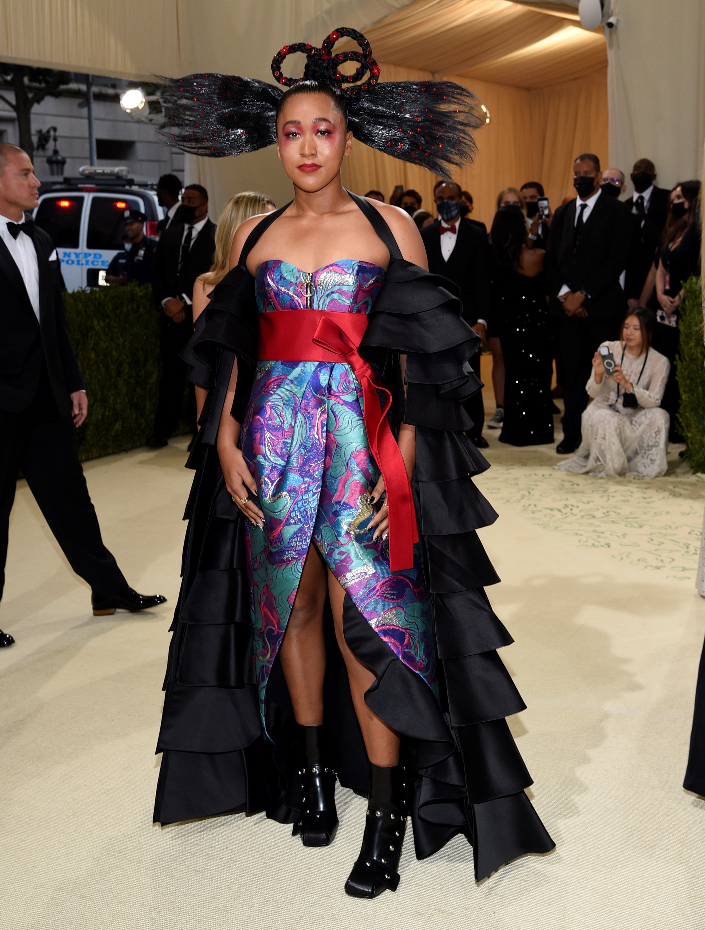 La tenista Naomi Osaka viste un diseño de Louis Vuitton.
