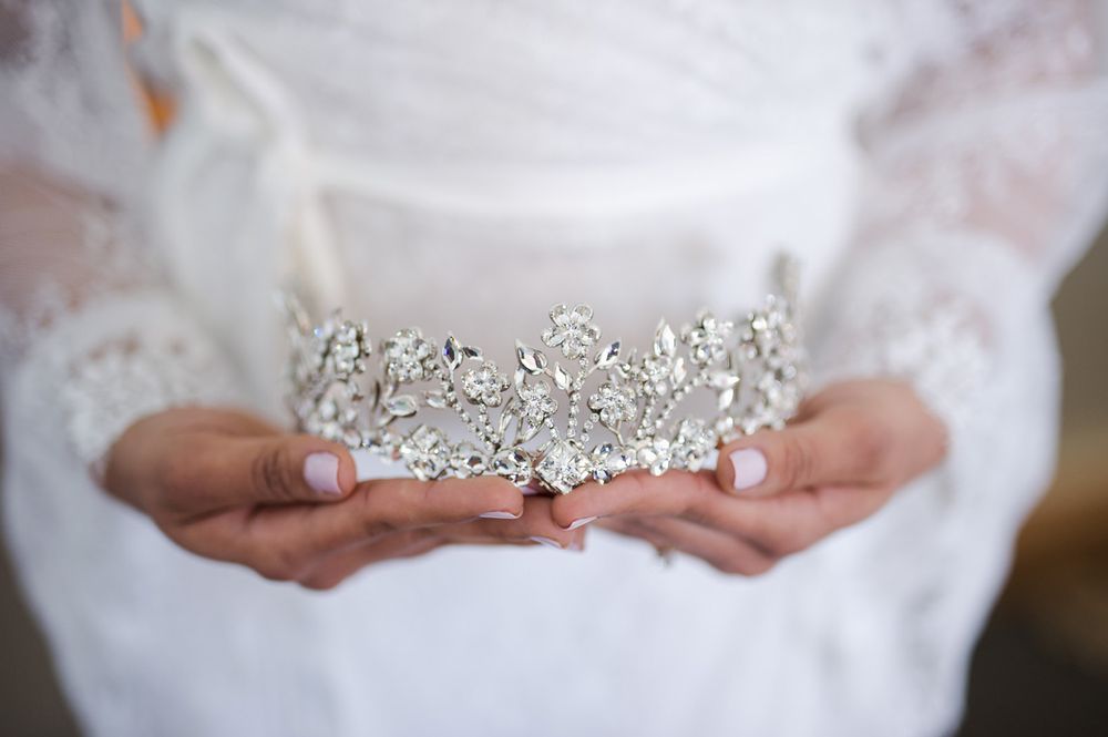 La corona de la novia de D’Royal Bride y zapatos de la novia: Badgley Mischka.