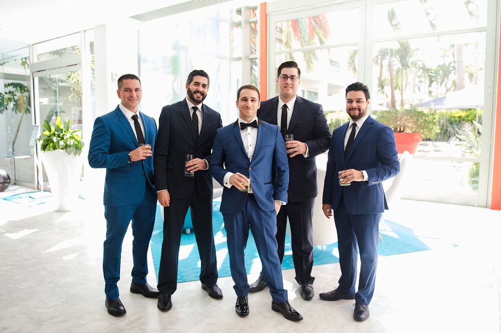 Atuendo del novio: Hugo Boss y zapatos Calvin Klein. Cigar Bar: Fernando González Clavell.