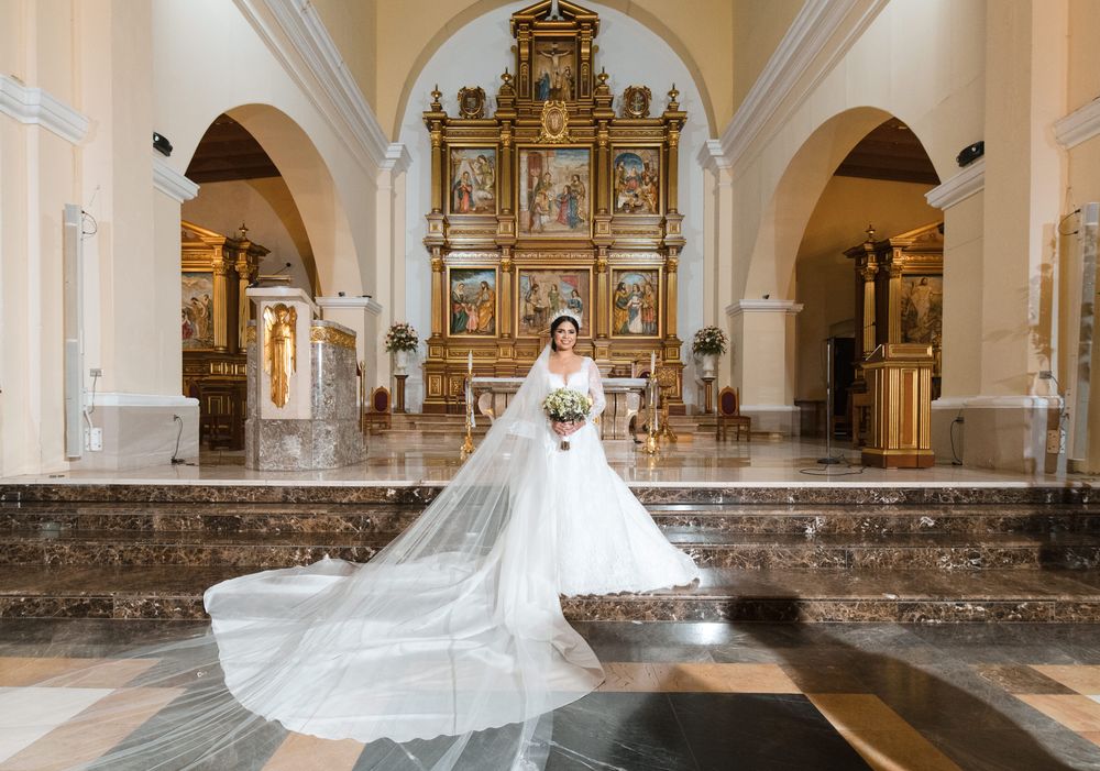 La radiante novia en el altar de la Catedral Nuestra Señora de la Candelaria en Mayagüez. Foto William de la Cruz Photography