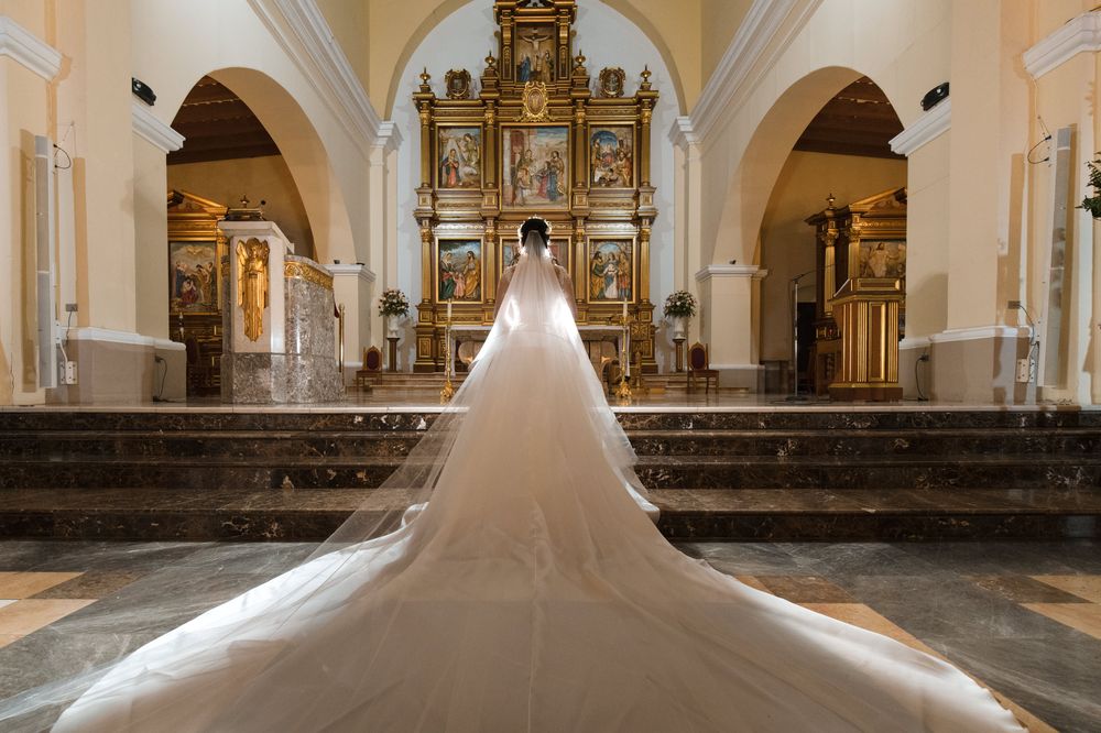 Nathalia Carolina lució un exquisito vestido de mangas largas y encaje del diseñador Harry Robles.Foto William de la Cruz Photography