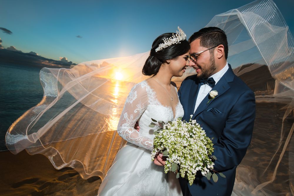 La novia lució maquillaje y peinado de Hair and Make Up by Paris, accesorios de Eva Guadalupe y un elegante ramo en lirios del valle de Akua..Mientras que el novio vistió una etiqueta azul de Leonardo Fifth Avenue. Foto William de la Cruz Photography