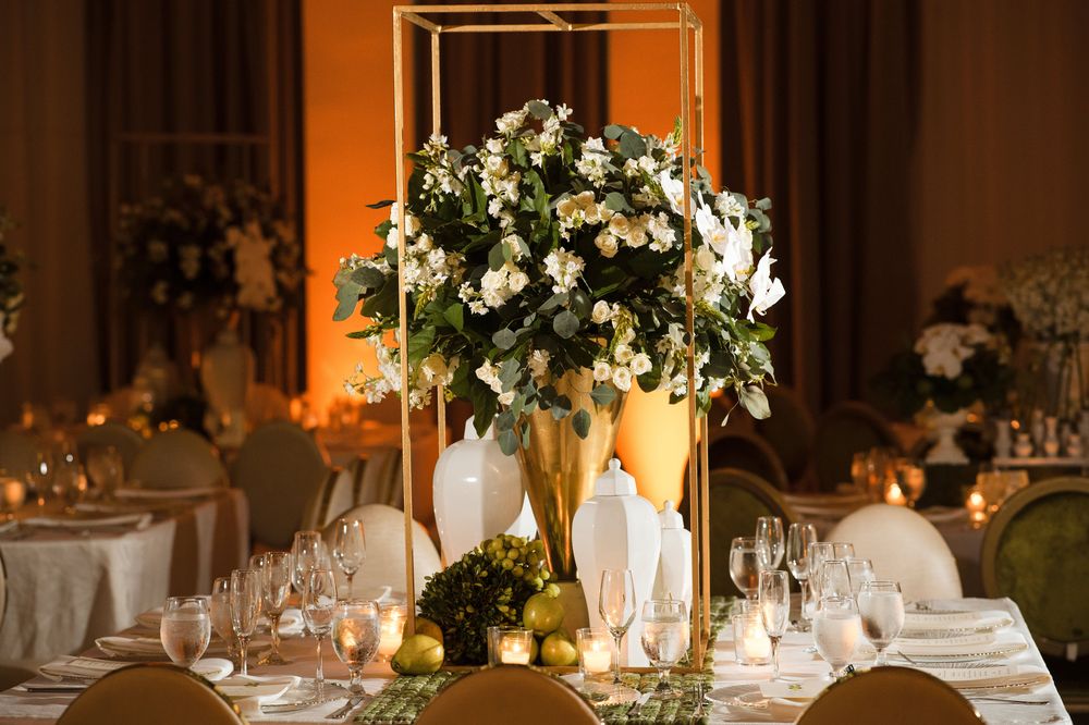 La decoración en tradicional blanco con follaje y frutas estuvo a cargo de Akua, con mobiliario: The lounge. La tarjetería fue de Creaciones Ana. Foto William de la Cruz Photography