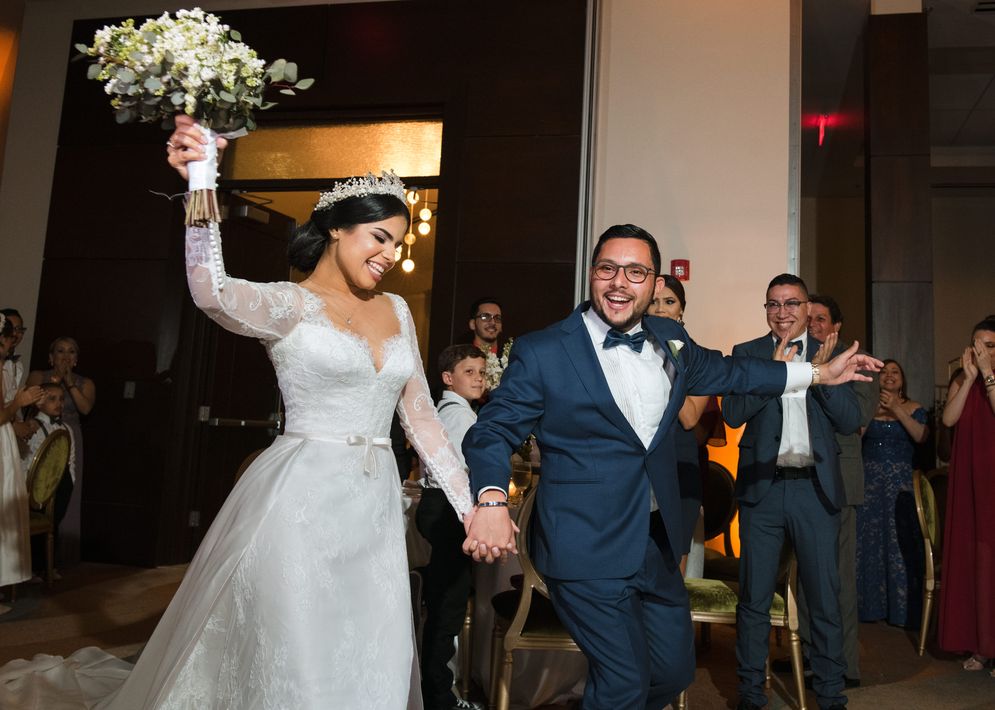 Nathalia Carolina Cancel Villamil y Jesús Antonio Muñiz Medina hacen su entrada oficial como esposos a la recepción, que se llevó a cabo en Rincón Beach Resort. Foto William de la Cruz Photography