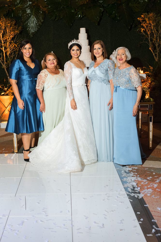 La novia, su madre, la madre del novio y la coordinadora, todas lucieron creaciones de Harry Robles Foto William de la Cruz Photography