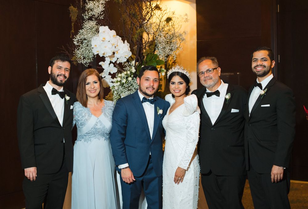Los novios y sus padres. Foto William de la Cruz Photography