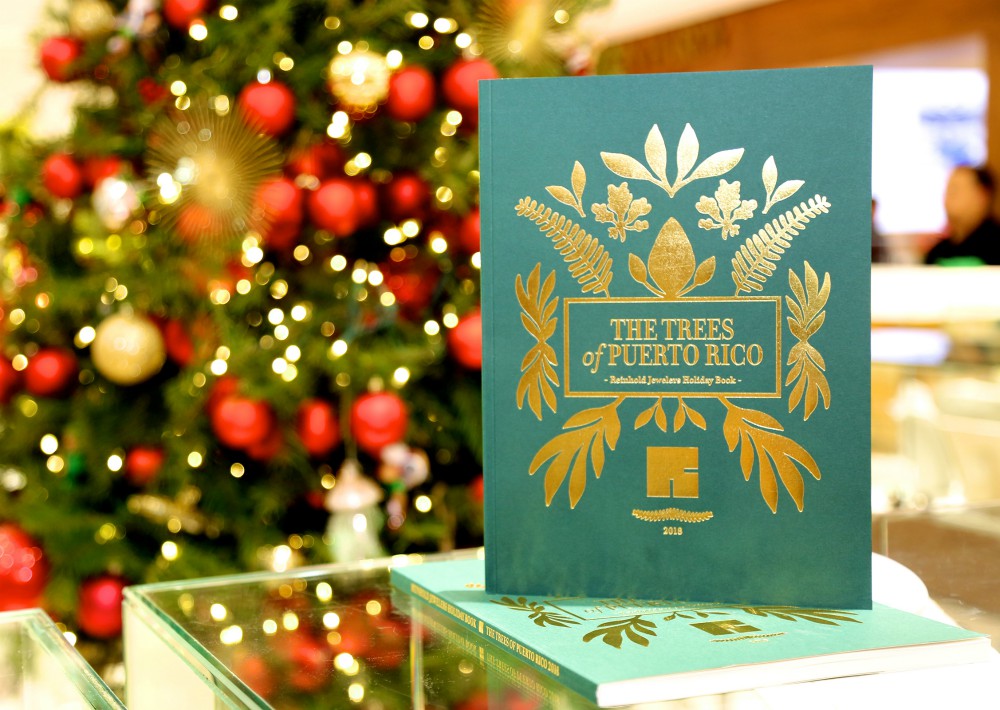 Portada del libro, disponible disponible en Reinhold Plaza Las Américas y Plaza Del Caribe durante la época navideña. (Foto Suministrada)