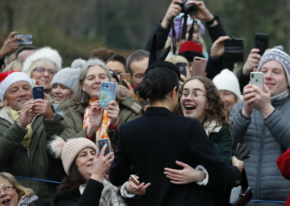Markle saludó a curiosos que esperaron para verla. (AP)