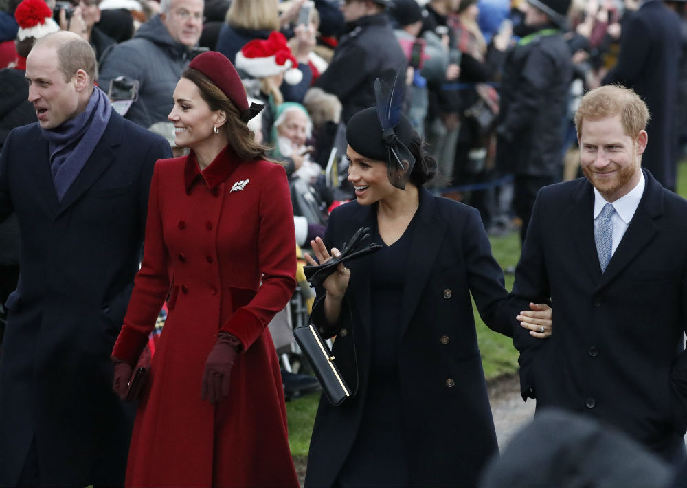 Los duqeues de Cambridge y Sussex acudieron ayer a la tradicional misa de Navidad. (AP)