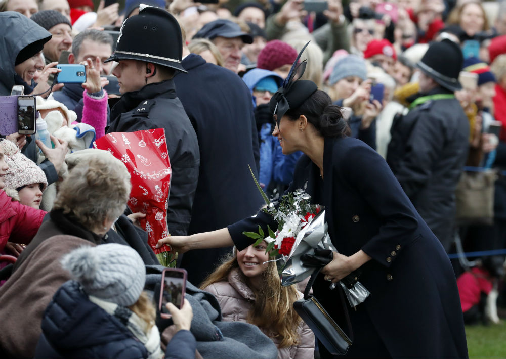 Markle saludó a curiosos que esperaron para verla. (AP)