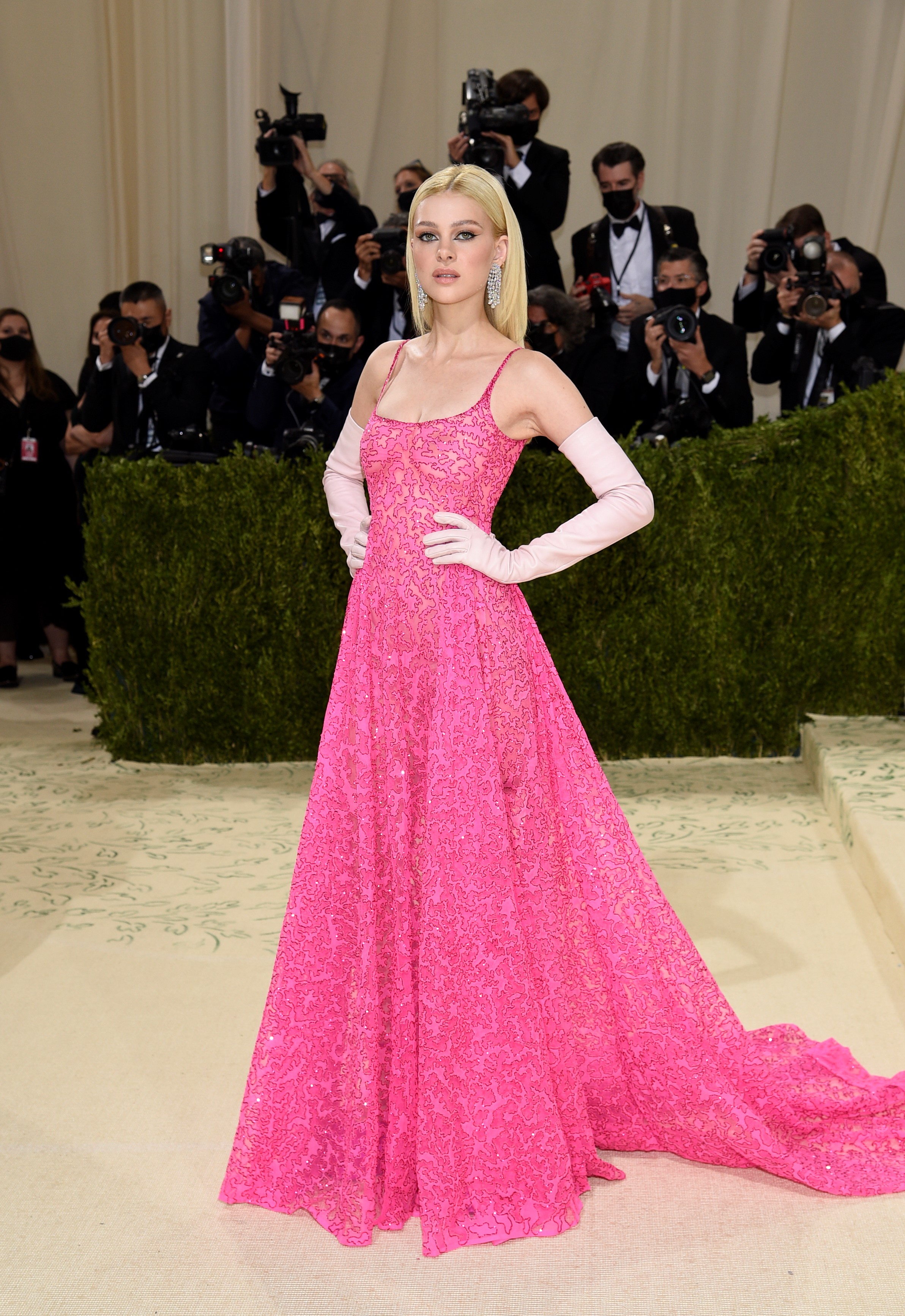 La actriz y modelo estadounidense Nicola Peltz, con un look de Valentino.