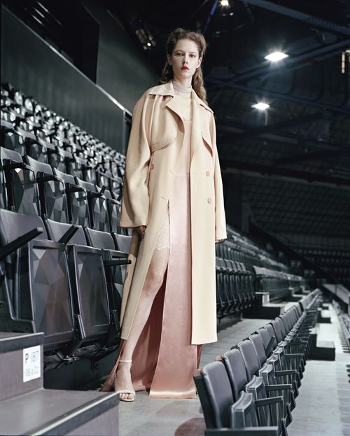 La delicadeza y feminidad también están presentes en un “slip dress nude” de raso con corte
en el muslo. (Foto: Suministrada)