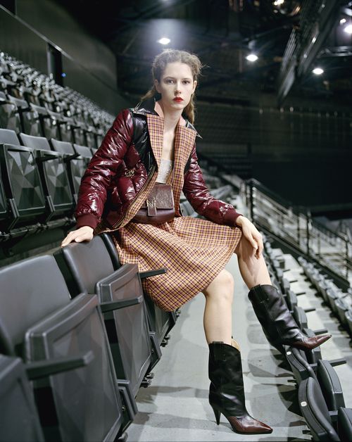 Las chaquetas de piel introducen contrastadas aplicaciones que flirtean con el estilo “cowboy”. (Foto: Suministrada)